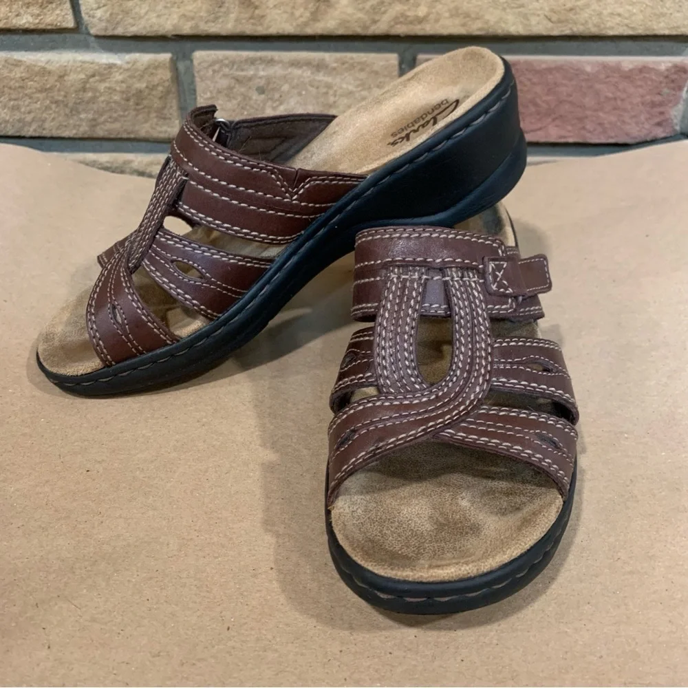 CLARKS BENDABLES Lexi Belle brown leather sandals